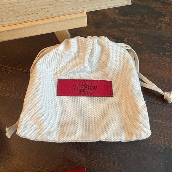 Valentino Garavani Volvo Signature Heart Bracelet - Picture 9 of 9